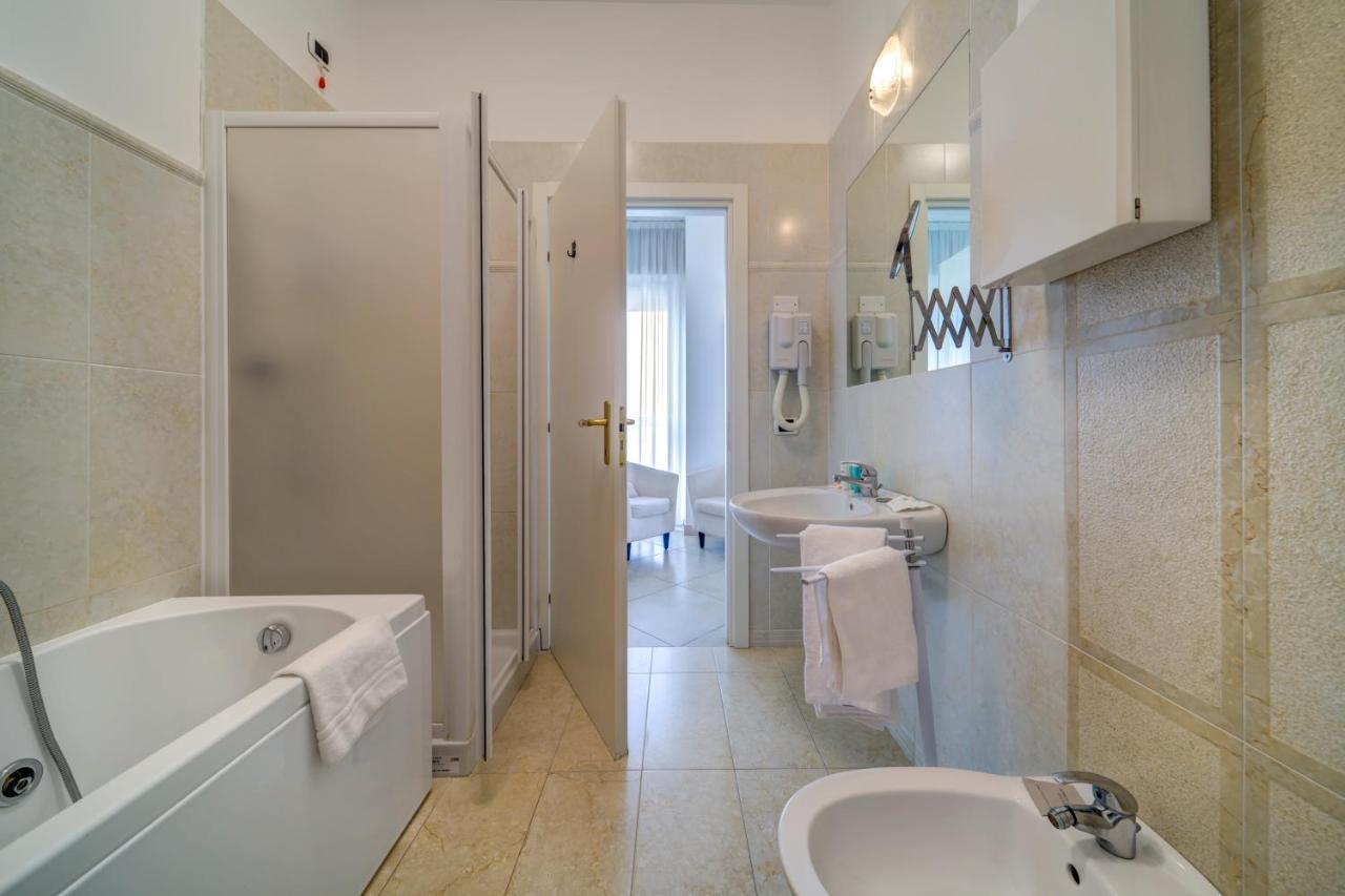 רימיני Hotel Carlton Beach מראה חיצוני תמונה