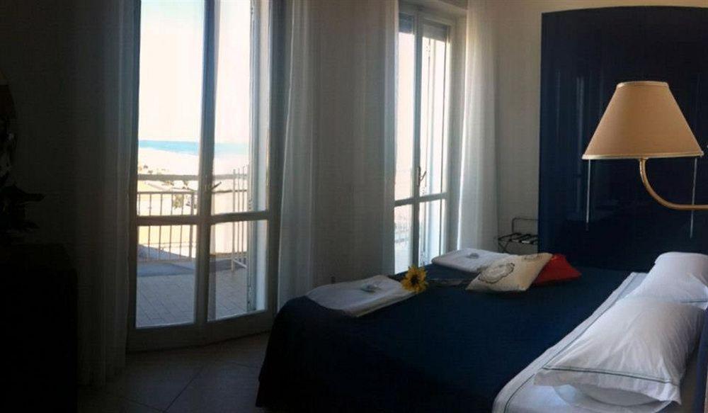 רימיני Hotel Carlton Beach מראה חיצוני תמונה