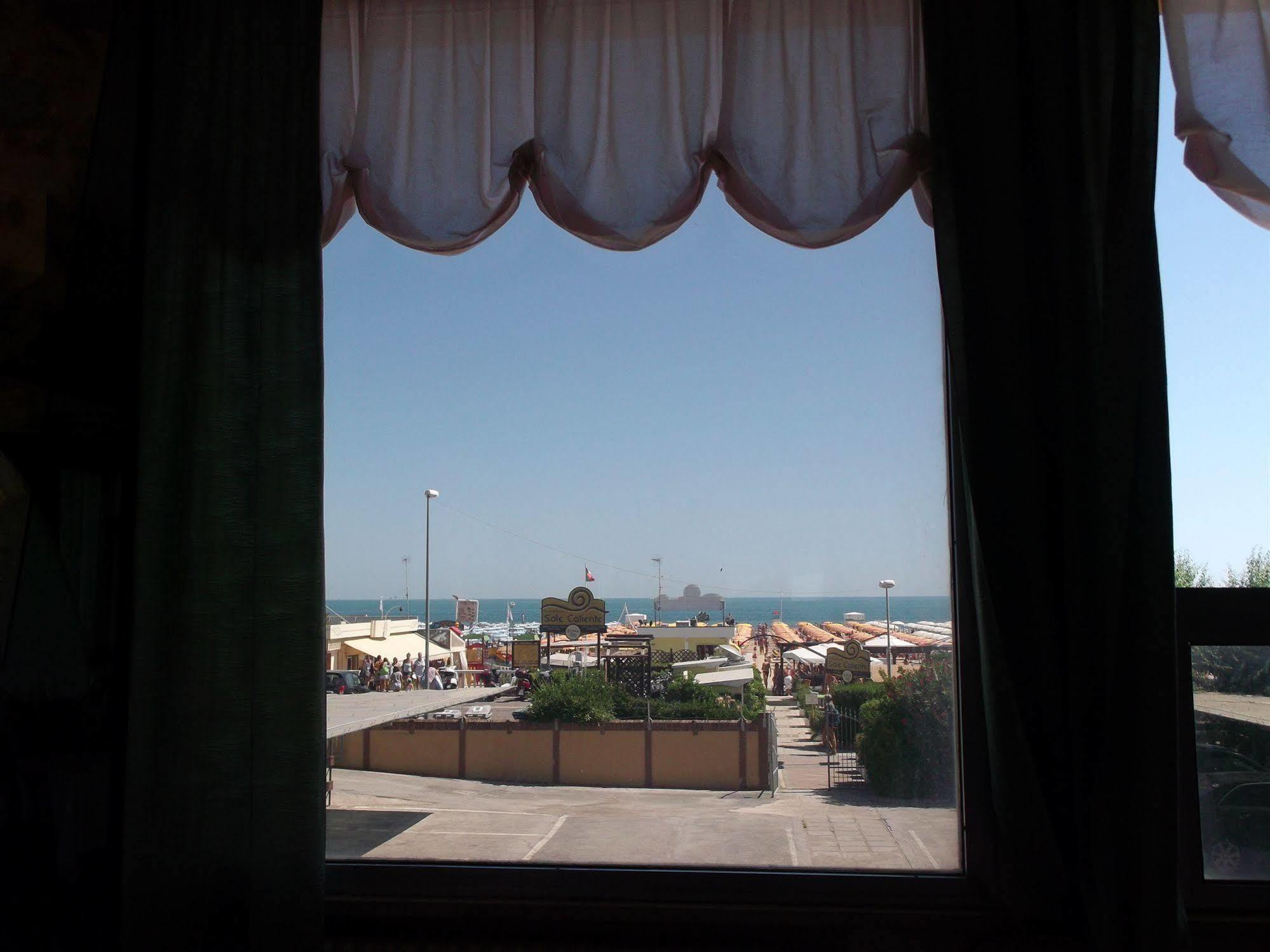 רימיני Hotel Carlton Beach מראה חיצוני תמונה