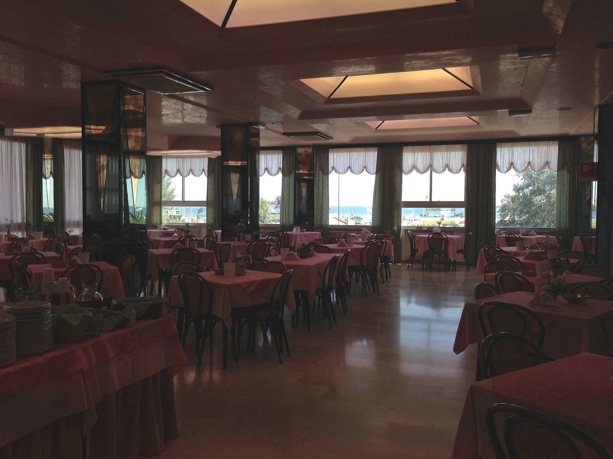 רימיני Hotel Carlton Beach מראה חיצוני תמונה