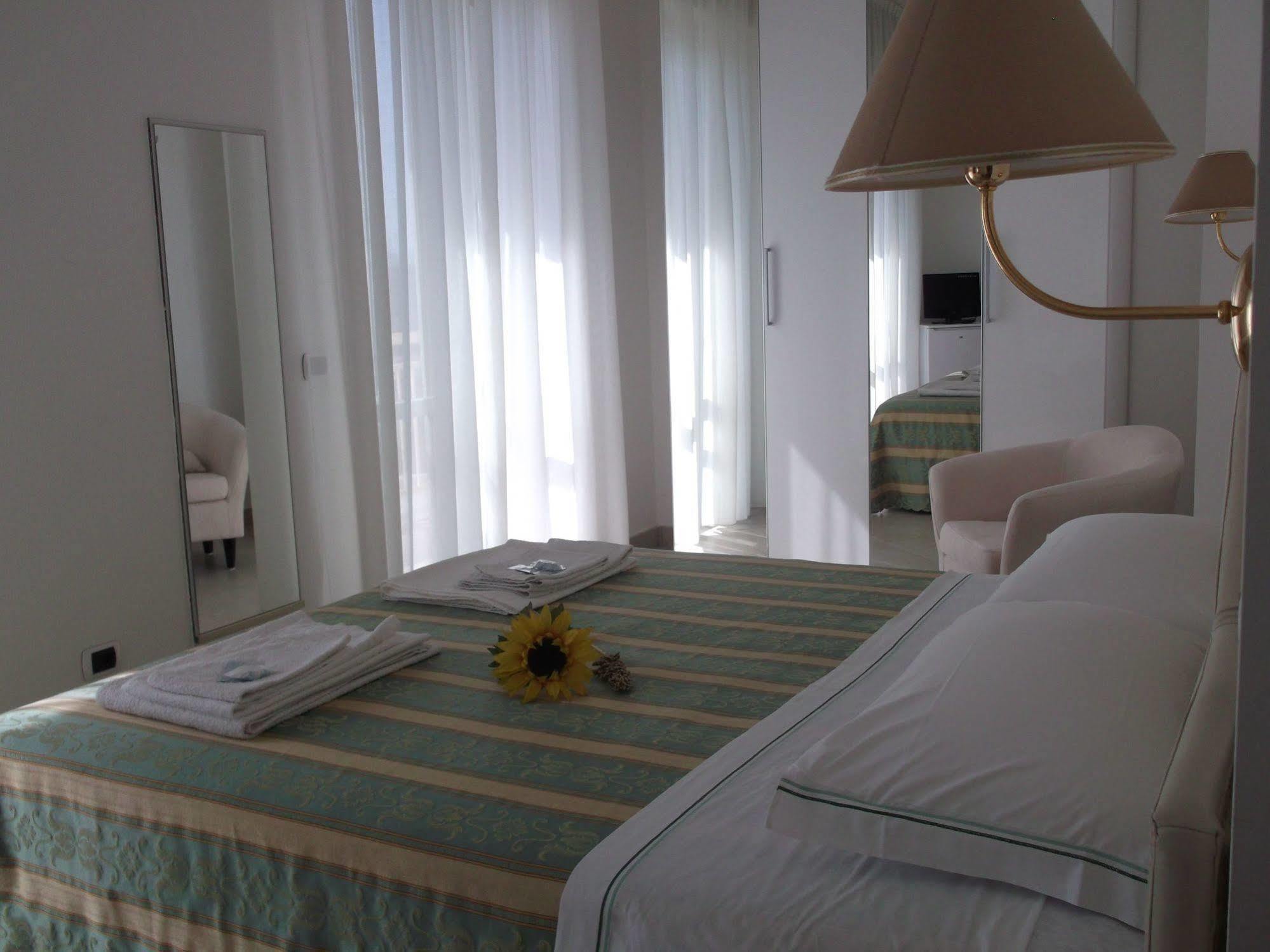 רימיני Hotel Carlton Beach מראה חיצוני תמונה