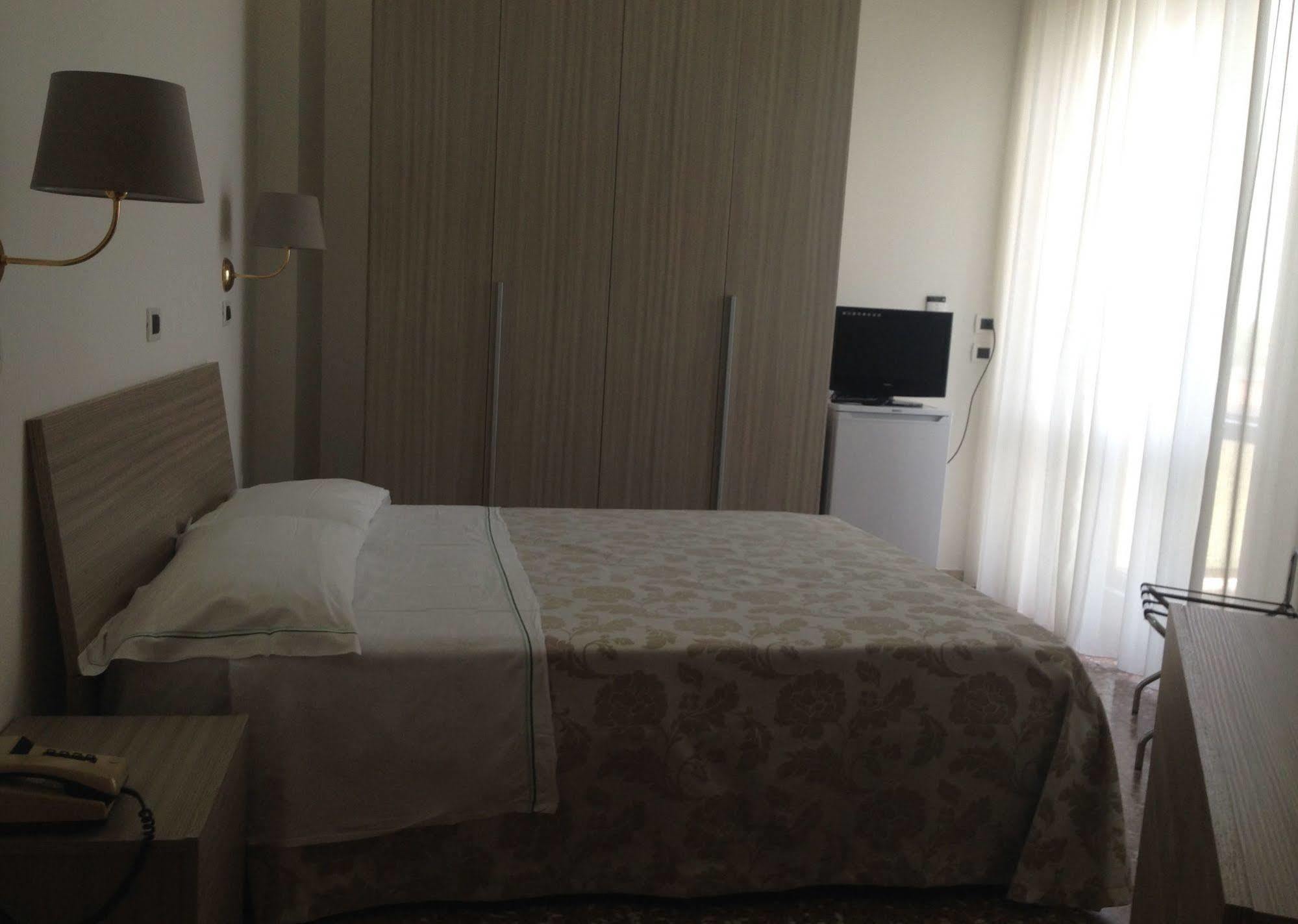 רימיני Hotel Carlton Beach מראה חיצוני תמונה