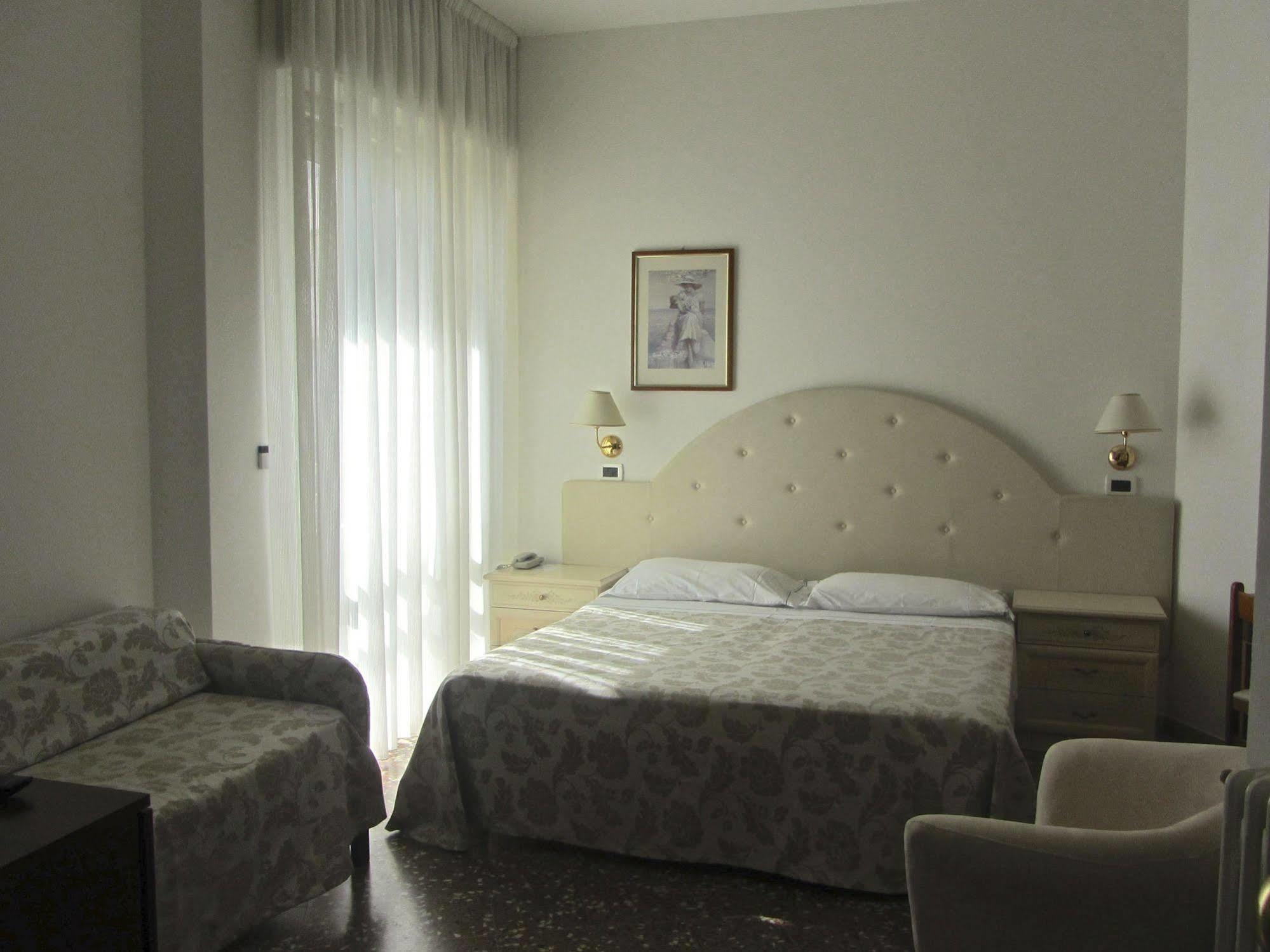 רימיני Hotel Carlton Beach מראה חיצוני תמונה