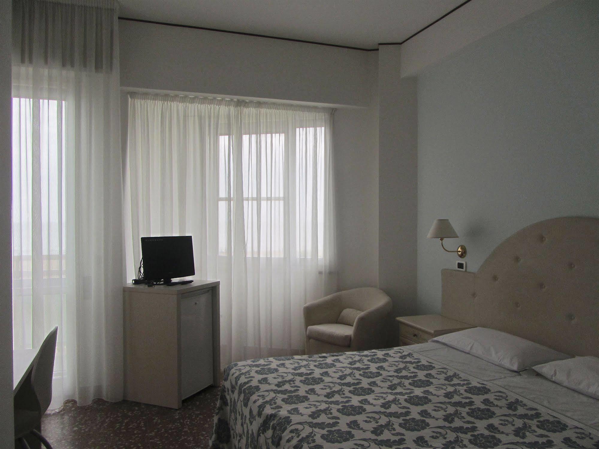 רימיני Hotel Carlton Beach מראה חיצוני תמונה