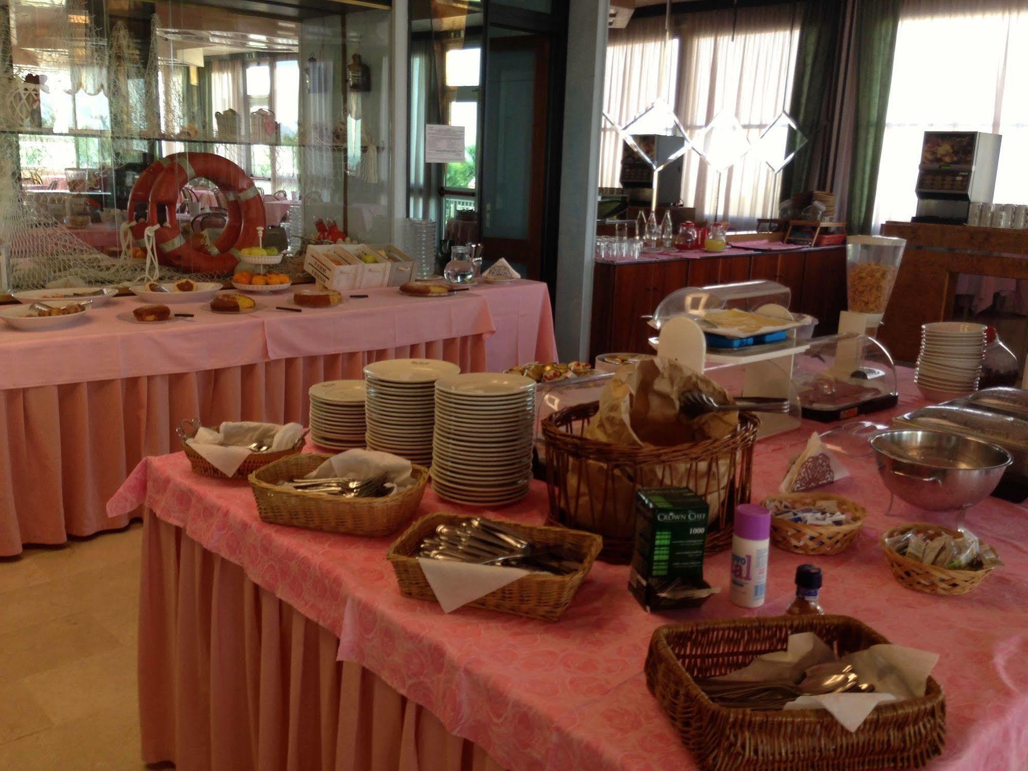 רימיני Hotel Carlton Beach מראה חיצוני תמונה