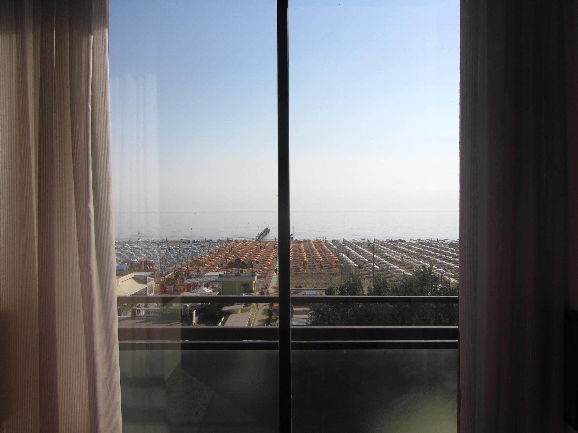 רימיני Hotel Carlton Beach מראה חיצוני תמונה