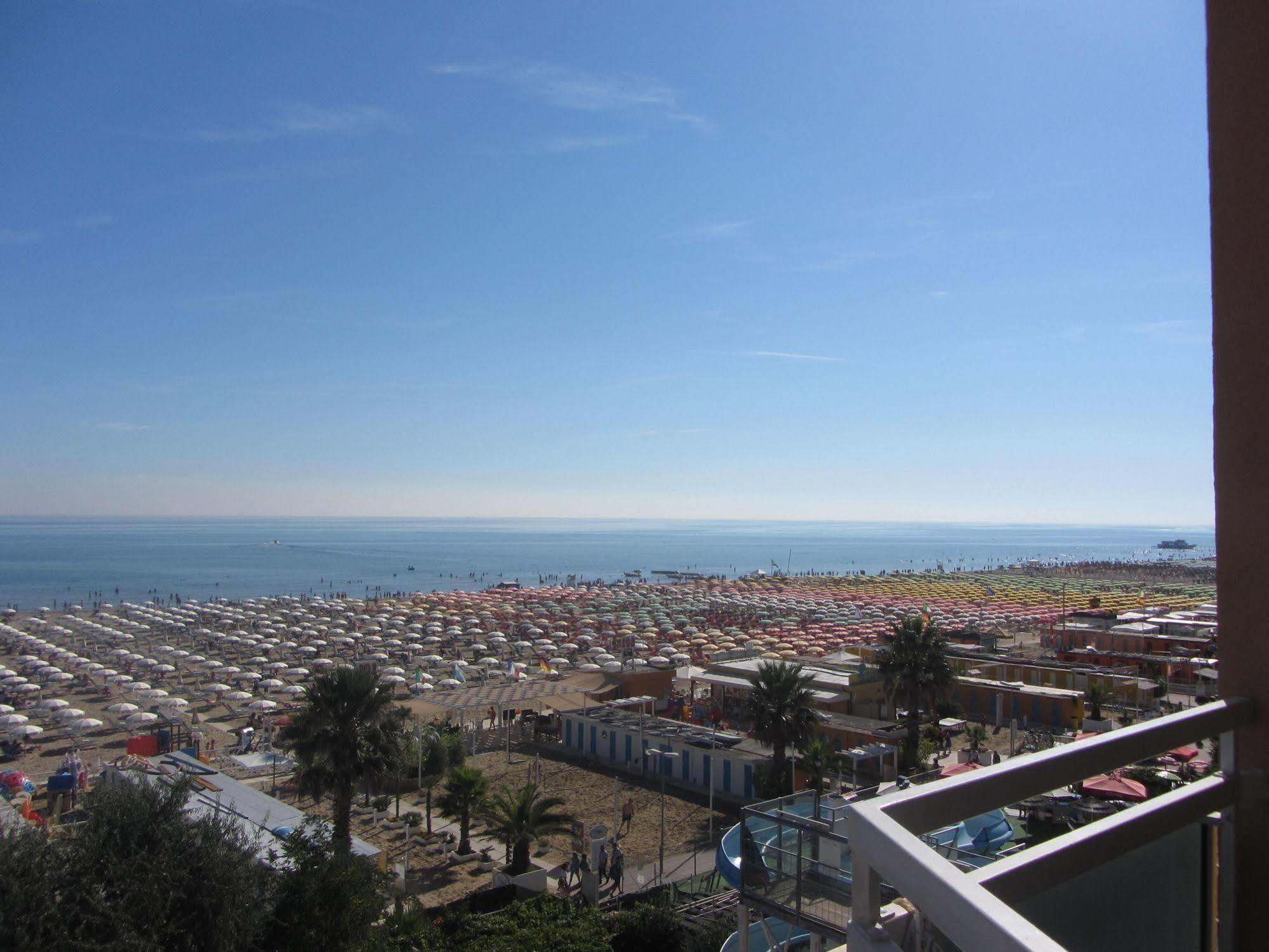 רימיני Hotel Carlton Beach מראה חיצוני תמונה
