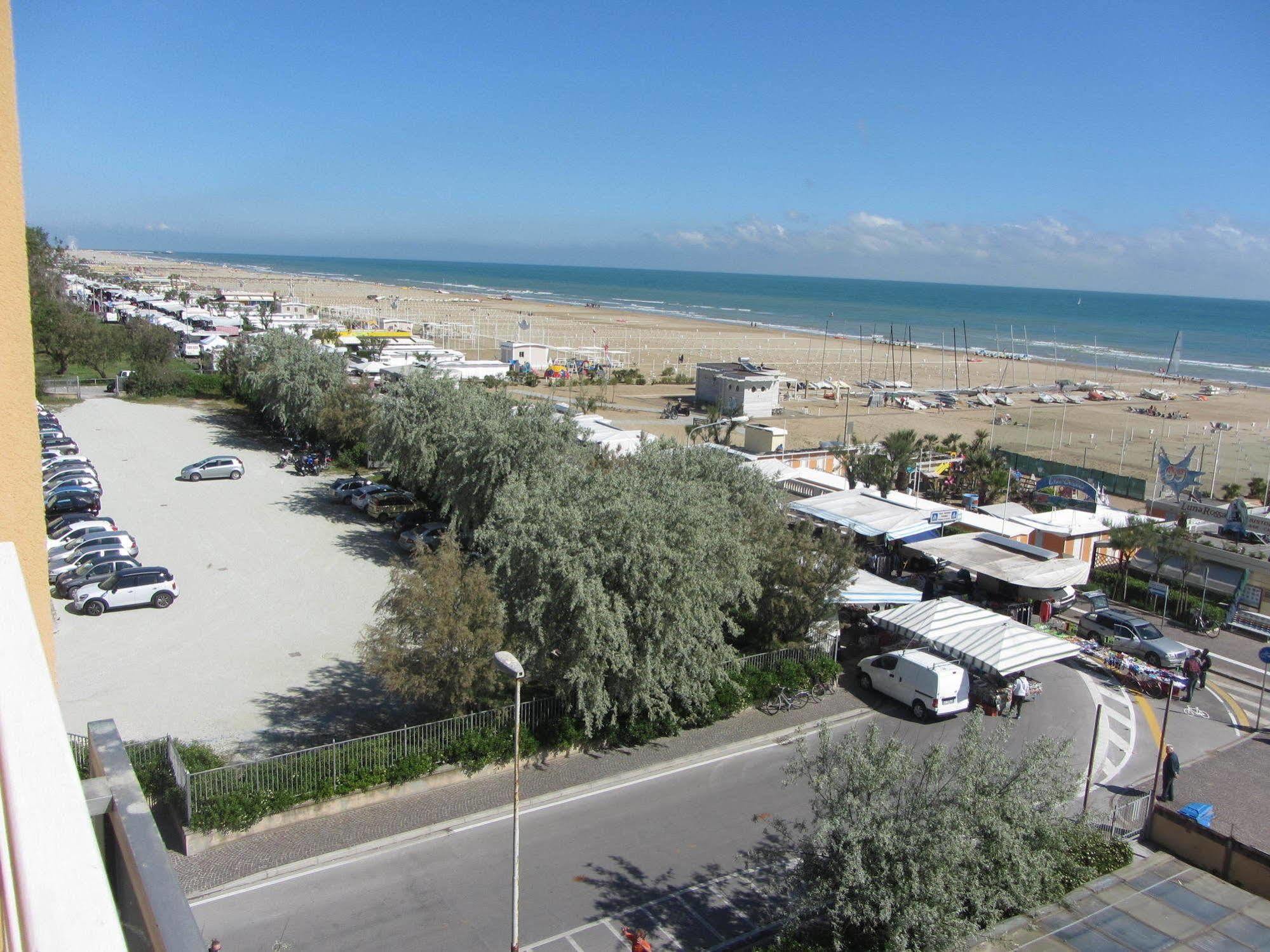 רימיני Hotel Carlton Beach מראה חיצוני תמונה